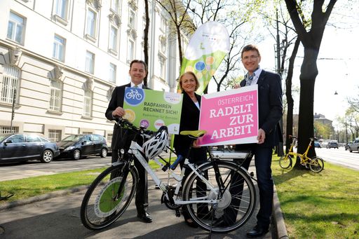 "Österreich radelt zur Arbeit" (v.l.n.r.): Umweltminister Niki Berlakovich, Anna Maria Hochhauser (Generalsekretärin der Wirtschaftskammer Österreich), Alois Huber (Geschäftsführer SPAR Österreichische Warenhandels-AG)