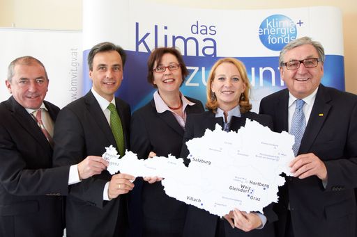  http://www.apa-fotoservice.at/galerie/2847
Im Bild v.l.n.r.: Heinz Schaden (Bürgermeister von Salzburg), Siegfried Nagl (Bürgermeister von Graz), Theresia Vogel (Geschäftsführerin Klima- und Energiefonds), Doris Bures (Bundesministerin für Verkehr, Innovation und Technologie), und Helmut Manzenreiter (Bürgermeister von Villach)
