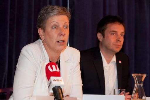 Vorschau Bild von Sigrid Oblak, Geschäftsführerin Wien Holding GmbH. Im Bildhintergrund - Kurt Raunjak, Chefredakteur W24