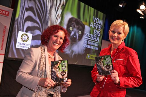 Geschäftsführerin der Tierwelt Herberstein Doris Wolkner-Steinberger und Gestalterin Renate Rosbaud.
Die Fotos sind nur bei Namensnennung honorarfrei. Die Fotos dürfen nur im Zusammenhang mit der Filmpräsentation "Von Affe bis Zebra" verwendet werden.
