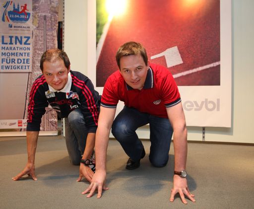  http://www.apa-fotoservice.at/galerie/2839
Im Bild v.l.n.r.: Christian Pflügl (Marathonläufer & eybl Mitarbeiter), Egon Fister (eybl Linz & PlusCity)