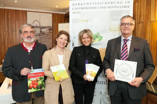 http://www.apa-fotoservice.at/galerie/2852/
Im Bild v.l.n.r.: Hans Weiss (Obmann der Naturidyll Hotels), Christina Neumeister-Böck (Geschäftsfürerin Naturidyll Hotels), Mag. (FH) Birgit Mondl (Projektleitung AMA-Gastrosiegel), Dr. Stephan Mikinovic (Geschäftsführer der AMA Marketing GesmbH)