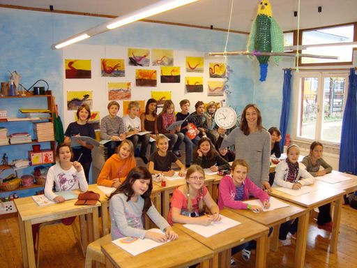 Dagmar Janjuz mit Schülern der Waldorfschule Klagenfurt.