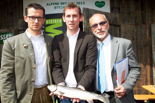 http://www.apa-fotoservice.at/galerie/2854/ Im Bild (v.l.n.r.): Patrick-Noel Gregor (GF Alpenlachs, GF Soravia Food Market), Lukas Werner (GF Alpenlachs) und Peter Brauchl (Gründer von Alpenlachs)