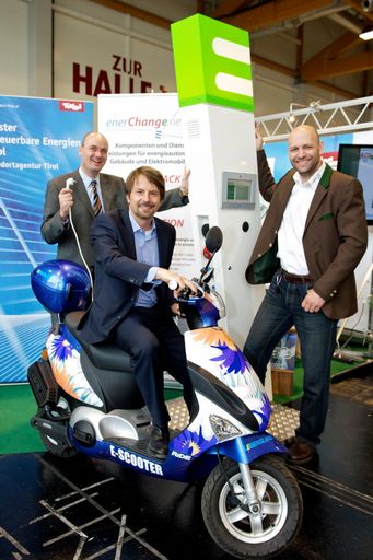 Die erste einsatzbereite Elektrotankstelle, die denkt, steht bis zum Sonntag auf der E-Mobilitätsmesse Klagenfurt. Gleich 50 davon wird die Tiroler enerChange nach Kärnten liefern - enerChange-GF Otto Handle (li), Clustermanager Klaus Meyer (auf dem E-Scooter) und Auftraggeber Gerald Miklin (re) freut das.