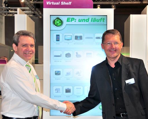  EP:Geschäftsführer Fritz Sobol (links) und Franz Rettenbacher (Geschäftsführer Comtech) besiegeln vor dem "Virtual Shelf" die neue Partnerschaft.