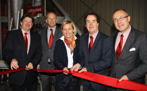 Im Bild (v.l.n.r.): Saubermacher Vorstand Frank Dicker (COO), Saubermacher CEO Horst Pirker, LR Kristina Edlinger-Ploder, Hans Roth, Saubermacher CFO Erhard Schmidt