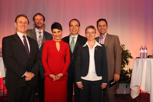 Die Podiums-Teilnehmer (v.li.): Peter Oswald (Mondi AG), Wolfram Tertschnig (Umweltministerium), Nadya Zhexembayeva (IECD-Bled School of Management), Günter Thumser (Henkel CEE), Thomas Lutz (Microsoft Österreich) und Brigitte Bach (AIT, Austrian Institute of Technology).
