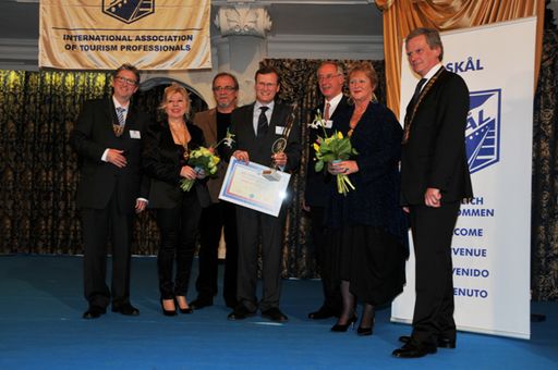 Verleihung des Skal Quality Awards an Dr. Johannes Jetschgo. v.l.n.r. Skal-Linz Präsident Mag. Carl Raml, Skal Generalsekretärin Sylvia Liebisch, Laudator Ivan Slavik, Preisträger ORF-OÖ Chefredakteur Dr. Johannes Jetschgo, Österreichs Botschafter in Tschechien, Ferdinand Trautmannsdorf, Skal-Vize-Weltpräsidentin Karine Coulanges aus Paris und Österreich-Skal Präsident Heinz Risska