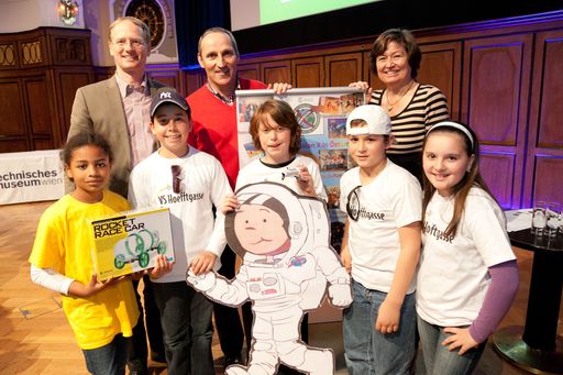 http://www.apa-fotoservice.at/galerie/2858
Im Bild v.l.n.r.: Peter Habison (Technisches Museum Wien), Franz Viehböck (Astronaut), Michaela Gitsch (FFG) mit der Gewinnerklasse