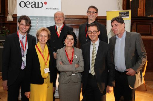 http://www.apa-fotoservice.at/galerie/2857
Im Bild Teilnehmer der Diskussionsrunde: Ernst Gesslbauer (Nationalagentur Lebenslanges Lernen), Monika Hodoschek (Vienna Business School Hamerlingplatz), Michael Landertshammer (Wirtschaftskammer Österreich), Christiane Spiel (Universität Wien), Richard Kühnel (Vertretung der Europäischen Kommission in Österreich) (vorne), Josef Brunsteiner (Comenius-Botschafter 2011, Bundesgymnasium Salzburg-Nonntal) und Moderator Andreas Obrecht (OeAD-GmbH)