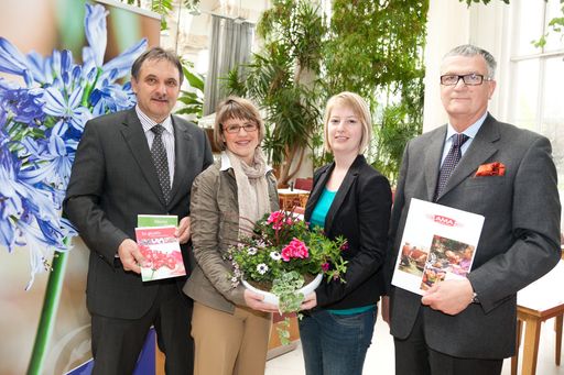 http://www.apa-fotoservice.at/galerie/2868/
Im Bild v.l.n.r.: Ing. Franz Windisch (Präsident der Landwirtschaftskammer Wien), Mag. Micaela Schantl (Leiterin der AMA-Blumenwerbung), Dipl.Ing. Karin Weigel (Geschäftsführerin Bundesverband der österreichischen Gärtner), Dr. Stephan Mikinovic (Geschäftsführer der AMA Marketing GesmbH)