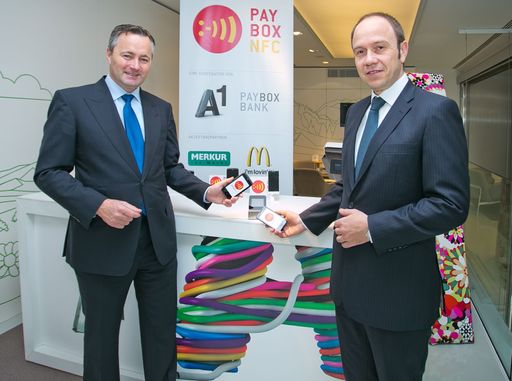 Vorschau Bild von Hannes Ametsreiter, Generaldirektor A1 und Telekom Austria Group, und Alexander Sperl, A1 Vorstand Marketing, Vertrieb und Service, stellen mit paybox NFC eine neue Art des bargeldlosen Bezahlens vor.