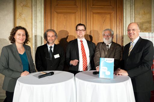 http://www.apa-fotoservice.at/galerie/2867/
Im Bild v.l.n.r.: Mag. Gudrun Ostermann (Redakteurin Der Karriere Standard), Mag. Willibald Gföhler MBA (Finanz-Experte und Leiter des Zentrums für Finance und Global Business an der Donau-Universität Krems), Werner Weingraber (Mitglied des IAB sowie Leiter Research Sales der Raiffeisen Bank International), Dr. Klaus Schedler (Referent Abteilung für Bildungspolitik der Wirtschaftskammer Österreich), Prof.Dr. Wolfgang Mazal (Vizepräsident der Agentur für Qualitätssicherung und Akkreditierung Austria)