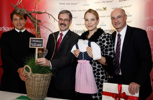 v.l.n.r.: Mag. Maximilian Krenn - Prior des Stiftes Göttweig, Mag. Erwin Hameseder - Generaldirektor der Raiffeisen-Holding und Raiffeisenlandesbank NÖ-Wien, Elina Garanca und Wolfgang Übl - Geschäftsführer des Veranstalters markant werbeagentur bei der Pressekonferenz "Klassik unter Sternen" 2012.