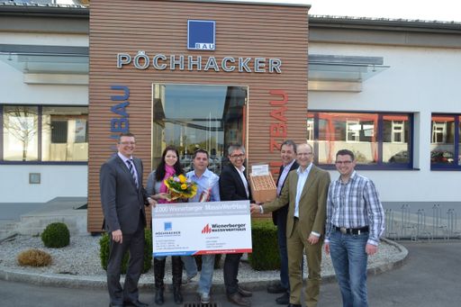 Die Wienerberger Ziegelindustrie GmbH feiert mit den künftigen Bewohnern des 2000. MassivWertHauses (von links nach rechts): Geschäftsführer der Wienerberger Ziegelindustrie GmbH Mag. Christian Weinhapl, die Bauherren Katrin Zeller und Christoph Zanghellini, Baumeister Ing. Gerald Pöchhacker, Baumeister Ing. Thomas Pöchhacker, Vertriebsleiter Österreich der Wienerberger Ziegelindustrie GmbH Ing. Gerhard Staudinger und Planer Ing. Gerhard Scharfmüller.