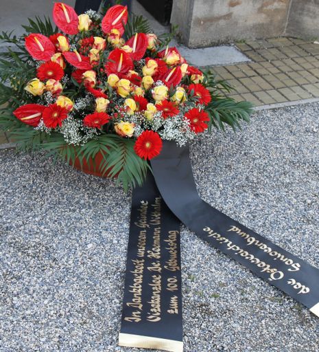 "In Dankbarkeit unserem Gründer Vizekanzler Dr. Hermann Withalm zum 100. Geburtstag. Der Österreichische Seniorenbund."