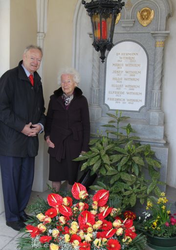 Vorschau Bild von Bundesobmann Dr. Andreas Khol mit Withalms Witwe Maria bei der Kranzniederlegung in Gaweinstal."