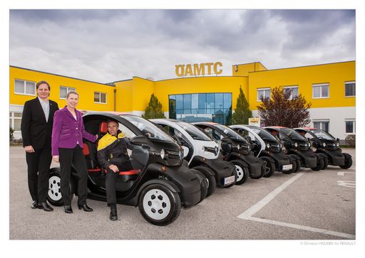 Startschuß der Kooperation zwischen Renault Österreich und dem Fahrtechnikzentrum Teesdorf des ÖAMTC. Im Bild v.l.n.r.: Mag. Franz Schönbauer (Geschäftsleiter ÖAMTC Fahrtechnik GmbH), Dorit Haider (Direktorin Presse und Kommunikation Renault Österreich), Georg Scheiblauer (Leiter ÖAMTC-Fahrtechnikzentrum Teesdorf)