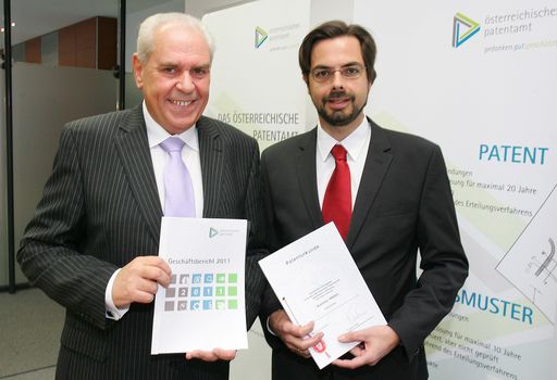 http://www.apa-fotoservice.at/galerie/2873
Im Bild v.l.n.r.: Dr. Friedrich Rödler (Präsident des Österreichischen Patentamtes) und Dr. Martin Pfennigbauer (Firma RIEGL Laser Measurement Systems, Director Research & Intellectual Property)
