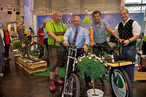  Landeshauptmann Dörfler (2.v.links), Biogärnter Karl Ploberger (2. v. rechts) und die Firma Green Road sind begeistert von der "grünen" Fortbewegung.