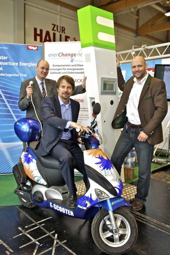 Vorschau Bild von Projektleiter Lebensland Kärnten Gerald Miklin (re.), GF von enerChange Otto Handle (li.) und Clustermanager Klaus Meyer (Mitte) präsentierten die erste intelligente Ladestation von Lebensland Kärnten.