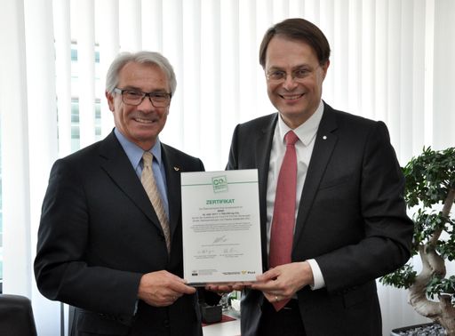 Im Bild: Post-Generaldirektor DI Dr. Georg Pölzl und Dr. Gerhard Drexel, Vorstandsvorsitzender der SPAR Österreichische Warenhandels-AG.