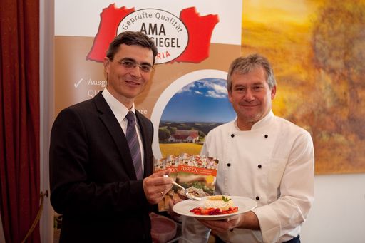 http://www.apa-fotoservice.at/galerie/2880/
Im Bild: Dr. Peter Hamedinger (AMA-Produktmanager für Milch und Milchprodukte) und Anton Schrei (Küchenchef im Stadtgasthaus Eisvogel)