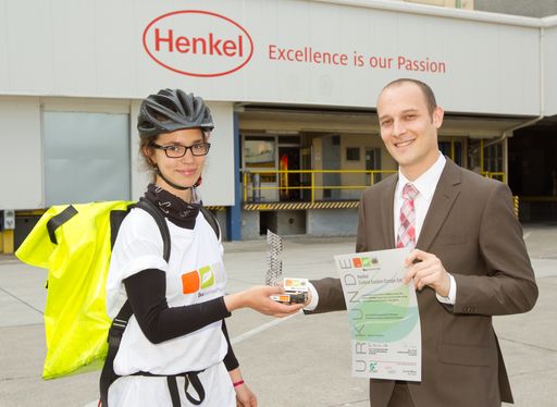 Voller Stolz übernimmt Andreas Wagner (Head of SHE Management) den ÖkoBusinessPlan-Betrieb Preis 2012 von Fahrradbotin Hunter