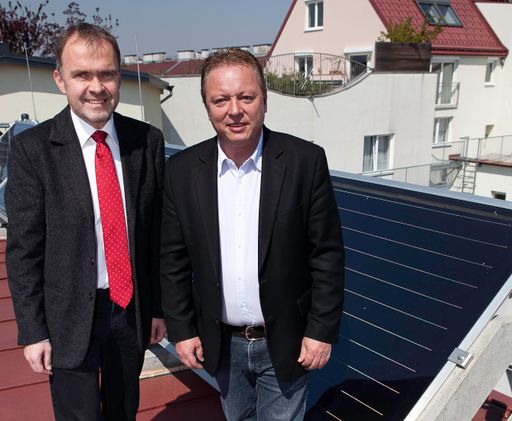 SPÖ-Umweltsprecher Hannes Weninger und der Geschäftsführer von Austria Solar Roger Hackstock überzeugen sich von den Möglichkeiten der Solarwärme!