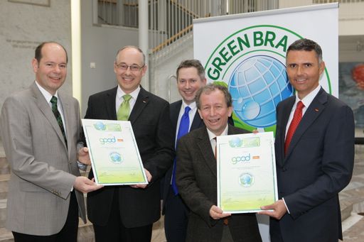 Im Bild v.l.n.r.: Norbert Lux, COO der GREEN BRANDS Organisation; KR Martin Essl, Vorstandsvorsitzender von bauMax; Dipl.-Ing. Dr. Robert Poschacher, Leiter Exklusivmarken und Nachhaltigkeit; Dr. Friedrich Hinterberger, Chef des SERI Nachhaltigkeitsinstituts und Vorsitzender der österreichischen GREEN BRANDS-Jury und Vorstandsdirektor Hans-Jörg Greimel von bauMax