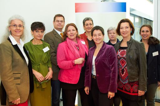 http://www.apa-fotoservice.at/galerie/2866
Im Bild v.l.n.r. Prof.in Dr.in Jeanette Strametz-Juranek (1. Vorsitzende der ÖGGSM), Prof. in Dr.in Andrea Berzlanovich
(Vorstandsmitglied der ÖGGSM), Dr. Michael Eisenmenger (2. Vorsitzender der ÖGGSM), Dr.in Andrea Kdolsky (Bundesministerin aD),
Mag.a Ulrike Lunacek (MEP, außenpolitische Sprecherin der Grünen/EFA, Delegationsleiterin der Grünen Österreich), Mag.a Sonja
Wehsely (Amtsführende Stadträtin für Gesundheit und Soziales, Wien), Prof. in. Marcela Hermann (Department für Medizinische
Biochemie, MUW), Gabriele Heinisch-Hosek (Bundesministerin für Frauen und Öffentlichen Dienst) und Dr.in Andjela Bäwert (Klinik für
Psychiatrie, MUW)
