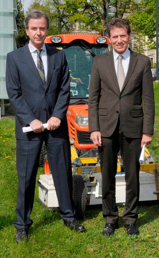 Minister Töchterle und ZAMG-Direktor Staudinger beim Besuch der Zentralanstalt für Meteorologie und Geodynamik