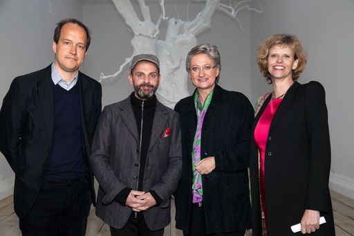 http://www.apa-fotoservice.at/galerie/2881
Im Bild v.l.n.r.: Jasper Sharp (Kurator), Ugo Rondinone
(Künstler), Claudia Schmied (Bundesministerin für Unterricht, Kunst
und Kultur), Sabine Haag (Generaldirektorin des KHM)