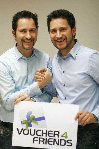 Peter (re.) und Günther Praher, GF der Linzer Firma INCERT.at, präsentieren das "Welcome Cockpit" für die wartungsfreie Darstellung von Unternehmen auf Facebook. Die neue Applikation ist Teil der erfolgreichen Produktlinie "VOUCHER4FRIENDS".