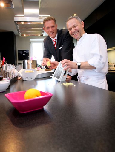 Auch Haubenkoch Georg Essig (rechts) setzt auf eine Küchenarbeitsplatte von Strasser Steine. Im Bild links: Strasser-Geschäftsführer Johannes Artmayr.