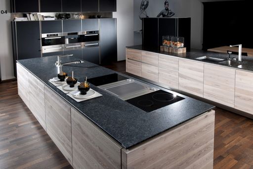 Vorschau Bild von Nicht nur beim Kochen, auch bei  der Küchen-Einrichtung setzt der Linzer Haubenkoch Georg Essig auf hohe Qualität: Er arbeitet auf einer Naturstein-Arbeitsplatte von Strasser Steine. "Damit liegt er voll im Trend", freut sich Strasser-Geschäftsführer Johannes Artmayr. Er hält eine aktuelle Gallup-Umfrage (Februar  2012) in Händen, wonach 32 Prozent der Österreicher sich beim Kauf ihrer nächsten Küche für eine Arbeitsplatte aus Stein entscheiden werden.