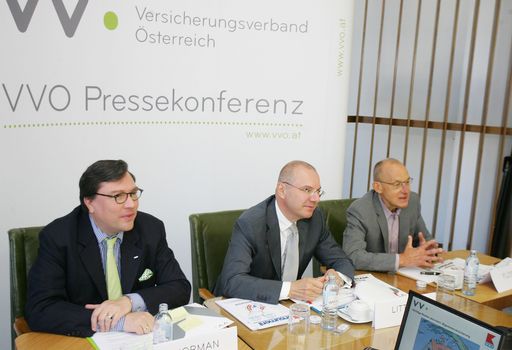 http://www.apa-fotoservice.at/galerie/2891/
Im Bild v.l.n.r.: Dr. Louis Norman-Audenhove (Generalsekretär des Versicherungsverbandes Österreich VVO), Dr. Wolfram Littich (Präsident des Versicherungsverbandes Österreich VVO) und Ing. Franz Floss (VKI Geschäftsführer)