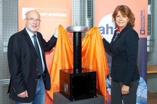 http://www.apa-fotoservice.at/galerie/2890/
Im Bild v.l.n.r. Ing. Wolfgang Altmann (Geschäftsführer Wien Energie Vertrieb GmbH & Co KG) und Dr. Gabriele Zuna-Kratky (Direktorin Technisches Museum Wien)