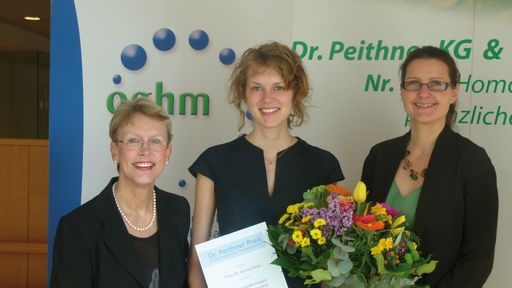  Im Bild v.li.n.re.: Dr. Gloria Kozel, Präsidentin der ÖGHM; Dr. Anna Zorzi, Preisträgerin des Dr. Peithner Preises 2011; Mag. Johanna Gugler, Marketingleiterin der Dr. Peithner KG.