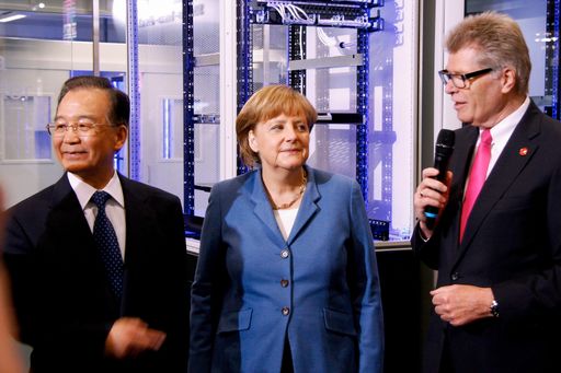 Friedhelm Loh begrüßt Bundeskanzlerin Dr. Angela Merkel und Chinas Regierungschef Wen Jiabao bei Rittal auf der Hannover Messe 2012.