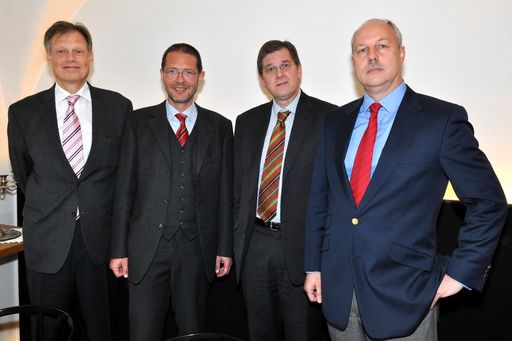 Im Bild: Dr. Gernot Grimm (BMVIT), DI Dr. Christian Flachberger (Frequentis AG), DI Georg Stonawski (VRVis), Brigadier Mag. Gustav E. Gustenau (BMLVS)
