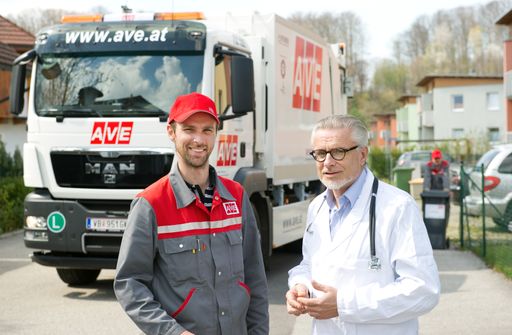  Auf diese beiden Berufsgruppen wollen die Österreicherinnen und Österreicher am wenigsten verzichten. Im Bild: Ferdinand Oberndorfer (Fahrer) und Gerhard Pühringer (Beifahrer) der Restmüll-Sammeltour in Redlham und Dr. Christoph Selenko, Betriebsarzt der AVE Österreich GmbH.