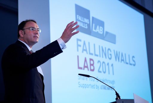 Das Falling Walls Lab, ein globales Forum, fand erstmals im November 2011 in Berlin statt. Auch in diesem Jahr erhalten 100 Kandidaten in jeweils 3 Minuten die Chance, ihre Durchbrüche und Konzepte in Berlin zu präsentieren. Zudem gibt es regionale Events in Köln, München, Wien und Zürich. Außerdem sind Veranstaltungen in New York, Moskau und Tokyo geplant. "Mit dem Lab haben wir ein interdisziplinäres Netzwerk geschaffen, was seines gleichen sucht", so Dr. Martin Sonnenschein, Managing Director Central Europe von A.T. Kearney Die Verwendung dieses Bildes ist für redaktionelle Zwecke honorarfrei. Veröffentlichung bitte unter Quellenangabe: "obs/A.T. Kearney"