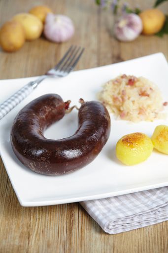  Bei dem renommierten Wettbewerb "Wurstland Österreich - Schmankerl aus unserer Heimat" .welcher in Salzburg stattfand wurde die Original Kaiserblunzn des Königstettner Fleischermeisters Karl Gutscher mit der Goldmedaille und damit als "regionales Spitzenprodukt" prämiert. Im Bild: Gebratenes Kaiserblunznkranzl