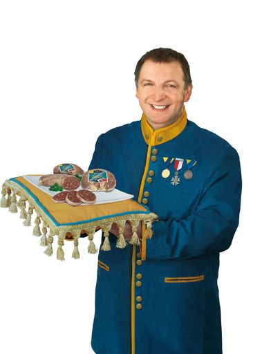 Vorschau Bild von Bei dem renommierten Wettbewerb "Wurstland Österreich - Schmankerl aus unserer Heimat" .welcher in Salzburg stattfand wurde die Original Kaiserblunzn des Königstettner Fleischermeisters Karl Gutscher mit der Goldmedaille und damit als "regionales Spitzenprodukt" prämiert.