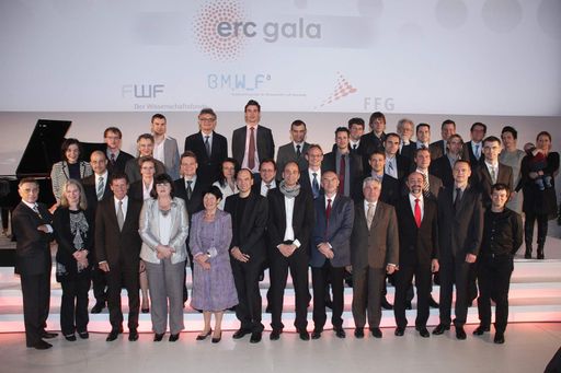 Minister Töchterle, EU-Kommissarin Geoghegan-Quinn und ERC-Präsidentin Nowotny (erste Reihe, 3., 4., 5. von links) mit den zahlreich anwesenden Preisträgern bei der ERC-Gala