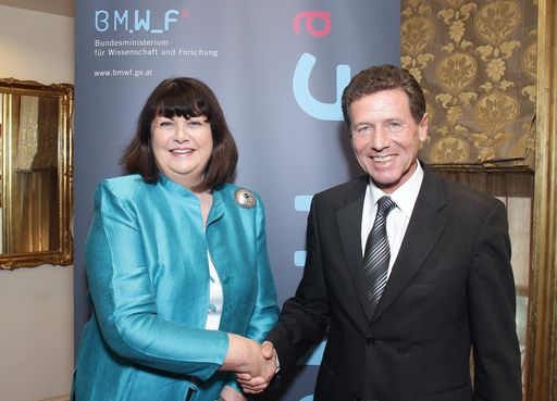 Wissenschafts- und Forschungsminister Karlheinz Töchterle mit EU-Forschungskommissarin Máire Geoghegan-Quinn bei der gemeinsamen Pressekonferenz