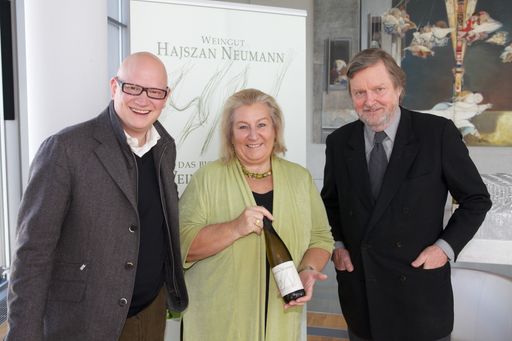  http://www.apa-fotoservice.at/galerie/2897 v.l.n.r.: Stefan Hajszan (Weingut Hajszan Neumann), Roswitha Hasslinger (Geschäftsführerin Gallup-Institut), Heinz Neumann (Weingut Hajszan Neumann).