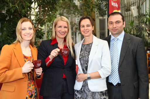  http://www.apa-fotoservice.at/galerie/2902
Im Bild vlnr.: Heidi Hauer (Unternehmenskommunikation Kraft Foods Österreich), Claudia Stöckl (Moderation, Markenbotschafterin), Sophie Karmasin (GF Karmasin Motivforschung, Präsentation der von JACOBS Monarch in Auftrag gegebenen Umfrage), Matthias Klein (Marketing Kaffee Kraft Foods Österreich & Schweiz)